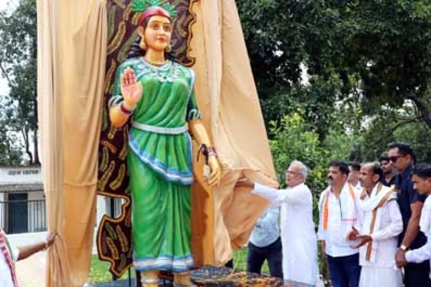 मुख्यमंत्री भूपेश बघेल ने बीजापुर स्थित कलेक्टर कार्यालय परिसर में छत्तीसगढ़ महतारी की प्रतिमा का किया अनावरण