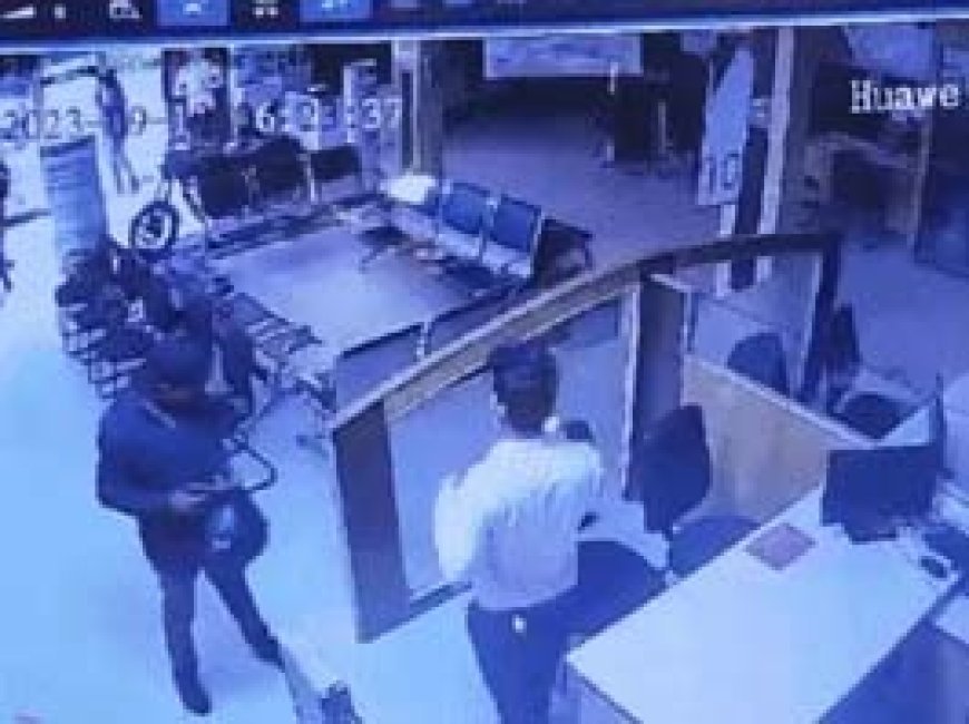 एक्सिस बैंक में 5 करोड़ की डकैती:रायगढ़ में मैनेजर को चाकू मारकर रकम ले उड़े, 7 से 8 की संख्या में थे बदमाश