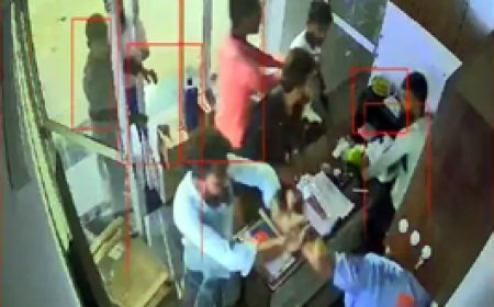 कुम्हारी पेट्रोल पंप के चैंबर में घुसकर कर्मचारियों की पिटाई:मारपीट और गाली गलौज करते सीसीटीवी वीडियो वायरल, कुम्हारी पुलिस बता रही साधारण मामला