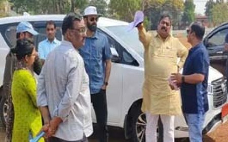 महापौर की कार ने सहा. जेल अधीक्षक को मारी टक्कर:मां और बेटी को आई चोट, जिला अस्पताल में उपचाराधीन