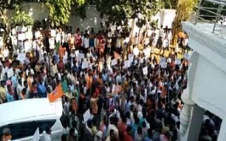 रायपुर के बीजेपी दफ्तर में भारी भीड़ का हंगामा:कार्यकर्ताओं ने कहा- नहीं चाहिए पैराशूट एंट्री, आरंग से गुरु खुशवंत का नाम आने पर नाराजगी