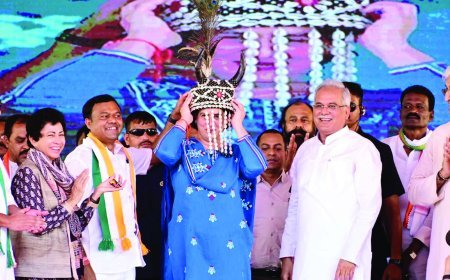 नगरीय निकाय एवं पंचायती राज महासम्मेलन : मुख्यमंत्री श्री बघेल एवं श्रीमती गांधी का स्वागत गजमाला पहनाकर किया गया