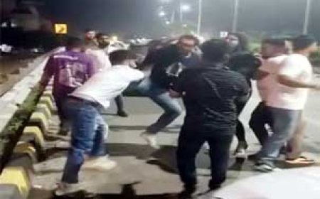 नेशनल हाईवे पर फिर युवक-युवतियों में चले लात-घूंसे:रायपुर में कार ओवरटेक करने पर बवाल, नशे में एक-दूसरे को सड़क पर पटका; 10 गिरफ्तार