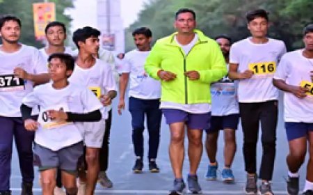 'फिट भिलाई मैराथन' में दौड़े 5 हजार लोग:विधायक देवेंद्र यादव ने भी लगाई 6 किमी लंबी दौड़...