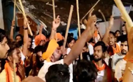 रायपुर में बजरंगियों का हंगामा:लाठी-डंडे लेकर गरबा पंडाल में घुसने की कोशिश, पुलिस से बहस, फिल्मी गीतों का किया विरोध