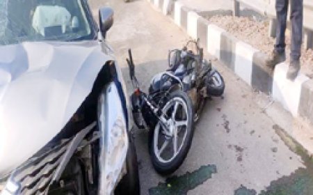 गरबा देखकर देर रात लौट रहे बाइक सवार को कार ने मारी टक्कर, केस