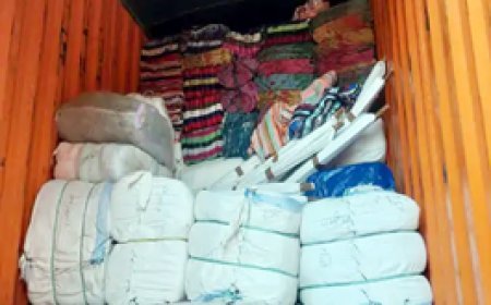 दुर्ग में 15 लाख की चादर जब्त:पुलिस ने चेकिंग के दौरान पकड़ा चुनावी कपड़ों से भरा ट्रक, दो दिन पहले पकड़ाए थे 2.87 लाख