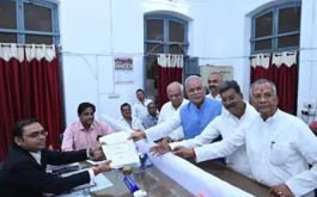 सोंटा मारने वाले बीरेंद्र ठाकुर बने CM के प्रस्तावक:पत्नी ने तिलक लगाकर दिया गुलाब का फूल; दुर्ग में भूपेश सहित 6 प्रत्याशियों ने भरा नामांकन