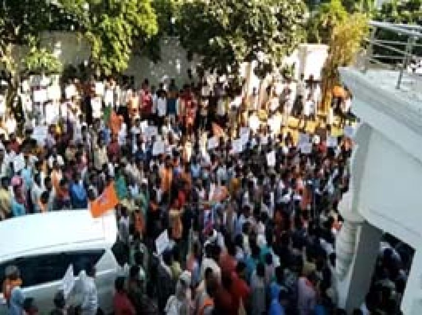 रायपुर के बीजेपी दफ्तर में भारी भीड़ का हंगामा:कार्यकर्ताओं ने कहा- नहीं चाहिए पैराशूट एंट्री, आरंग से गुरु खुशवंत का नाम आने पर नाराजगी