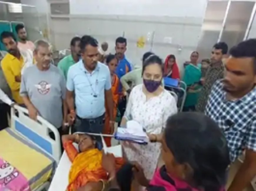 शिवमहापुराण से लौट रही ऑटो पेड़ से टकराई, 15 घायल:किसी का सिर फटा,तो किसी की टूटी हड्डी, पं.प्रदीप मिश्रा की चल रही थी कथा