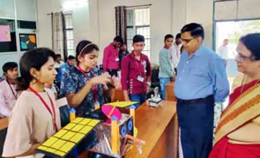 स्ट्रेडलिंग बस बनाकर चिन्मय और संजय ने वर्किंग मॉडल स्पर्धा जीती