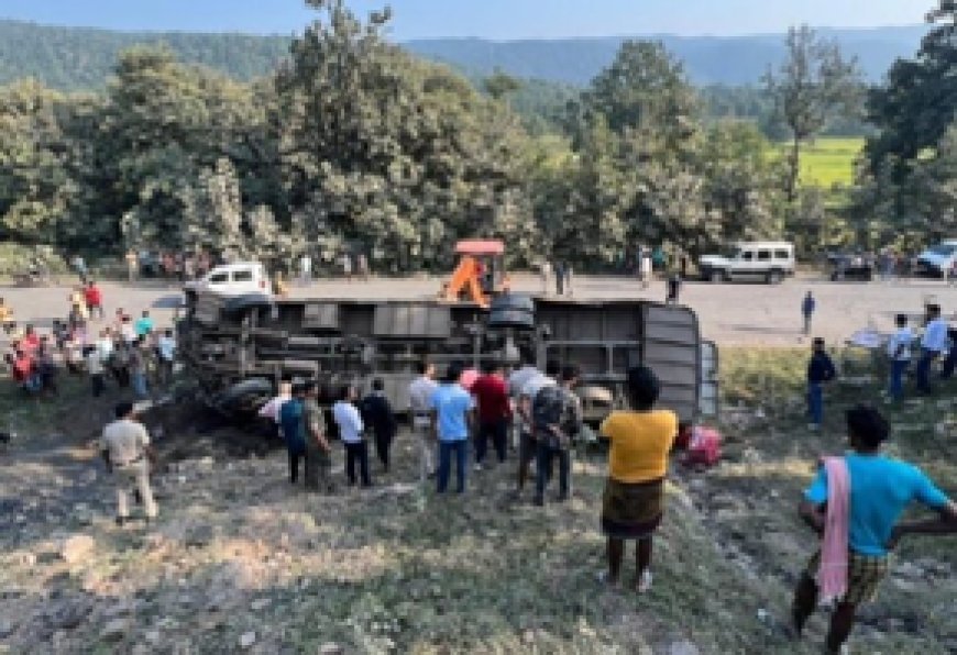 बड़ा सड़क हादसा, 30 फीट गहरी खाई में गिरी प्रयागराज से दुर्ग आ रही यात्री बस, 2 की मौत, 20 घायल