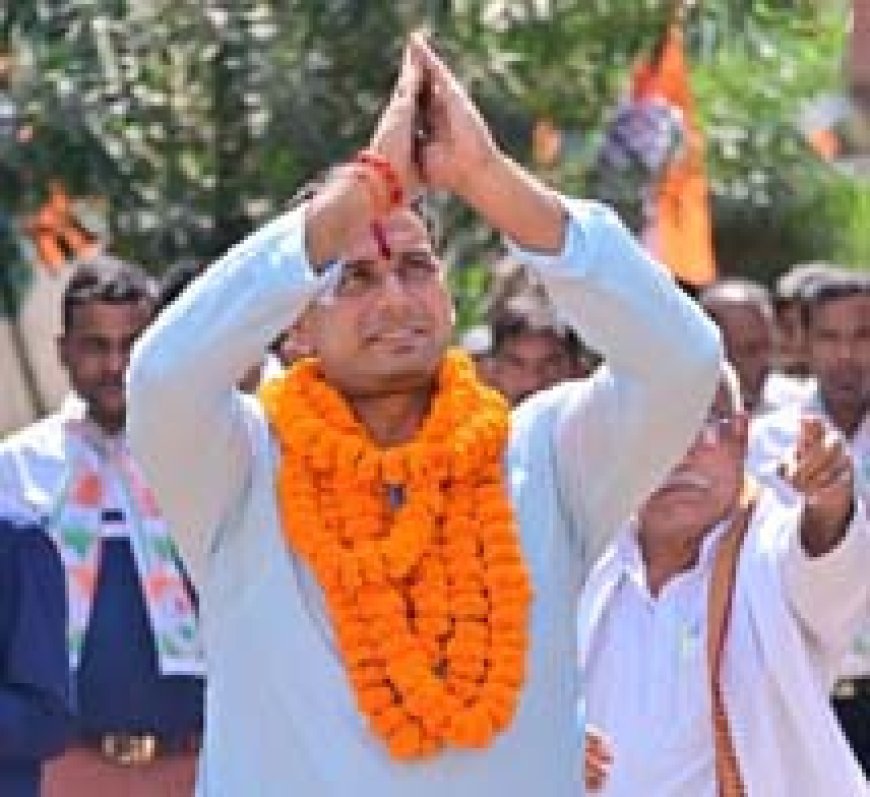 विश्वास यात्रा में हजारों लोगों के साथ बच्चों ने जताया विधायक पर विश्वास, बच्चो ने विधायक देवेंद्र को दिया अपना गुल्लक...