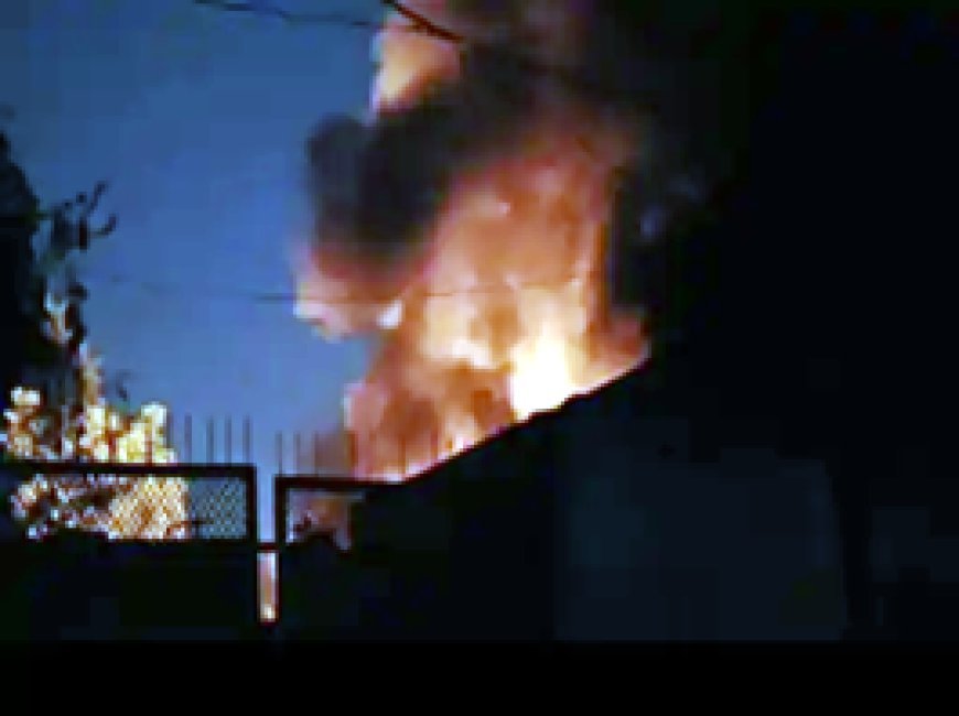 रायपुर के कबाड़ यार्ड में लगी आग, VIDEO:दूर से दिखाई दी ऊंची लपटें, काले धुएं का गुबार; 4 दमकल ने आग पर पाया काबू