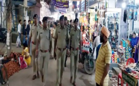 दुर्ग में 150 से अधिक जवानों ने किया फ्लैग मार्च:शांतिपूर्ण मतदान कराने पुलिस की पैदल पेट्रोलिंग...