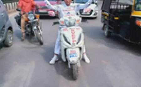 मोपेड पर स्लोगन सजाकर मतदान करने जागरूक कर रहे डॉ. विश्वनाथ पाणिग्रही