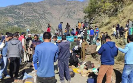 ब्रेकिंग न्यूज : 300 फीट गहरी खाई में गिरी बस, 36 की मौत:19 लोग घायल, जम्मू-कश्मीर के डोडा की घटना; किश्तवाड़ से जम्मू जा रहे थे 55 पैसेंजर