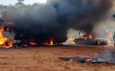 दंतेवाड़ा में 50 नक्सलियों ने मचाया उत्पात, चौकीदार को बंधक बनाकर डामर प्लांट में 18 गाड़ियां फूंकीं