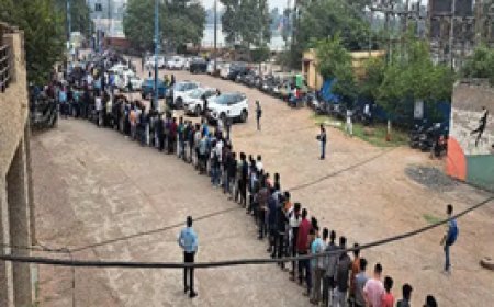 T-20 मैच में बुकिंग किसी की, टिकट किसी और को, रायपुर के इनडोर स्टेडियम के बाहर लोगों की लाइन; ब्लैक करते 4 अरेस्ट