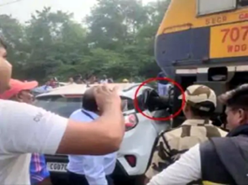 मालगाड़ी ने CISF इंस्पेक्टर की कार के उड़ा दिए परखच्चे:रेलवे ट्रैक पार करते समय कार फंसी और उसी समय आ गई ट्रेन