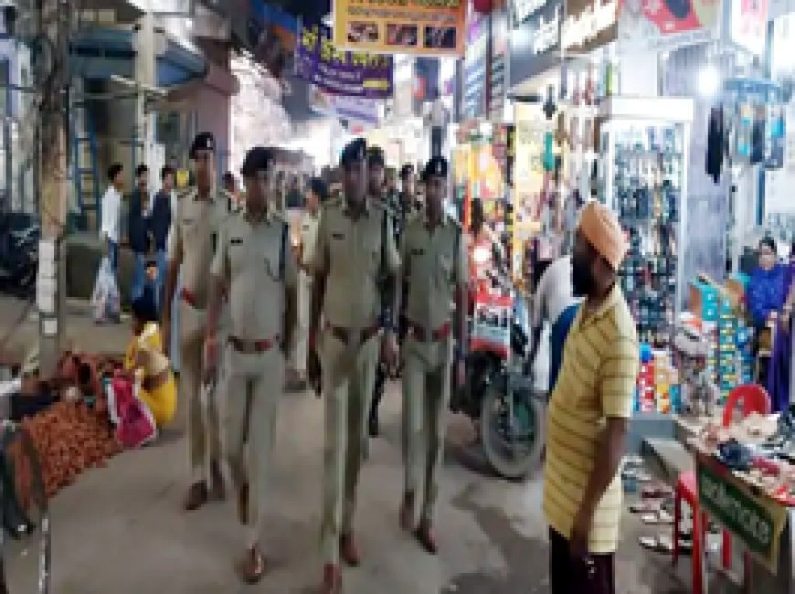 दुर्ग में 150 से अधिक जवानों ने किया फ्लैग मार्च:शांतिपूर्ण मतदान कराने पुलिस की पैदल पेट्रोलिंग...