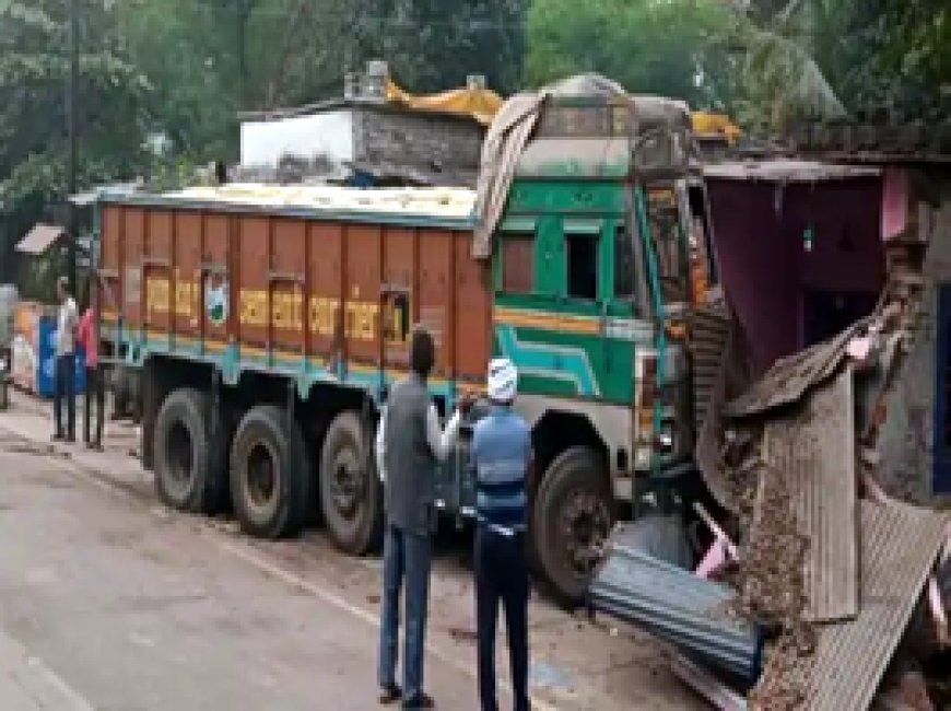 सीमेंट से भरा ट्रक दुकान और घर में जा घुसा:स्टीयरिंग फेल होने से हुआ हादसा, बच्चों समेत घर में सो रहा परिवार बाल-बाल बचा