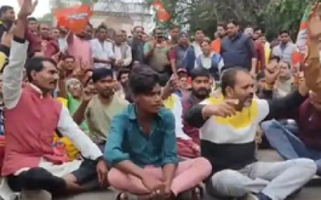 युवक पर तलवार से हमला:बीजेपी कार्यकर्ताओं का कांग्रेस पर आरोप, थाने के सामने दिया धरना, किया चक्काजाम