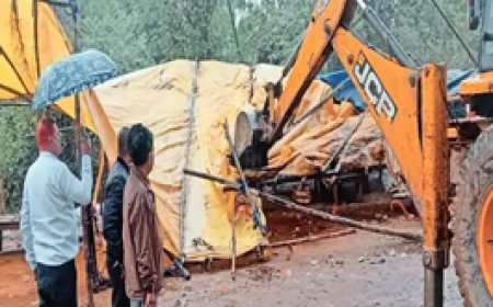 छत्तीसगढ़ में रफ्तार में बुलडोजर:रायपुर में आज भी अवैध दुकानें तोड़ी; दुर्ग-भिलाई और बिलासपुर में चखना सेंटर्स पर एक्शन