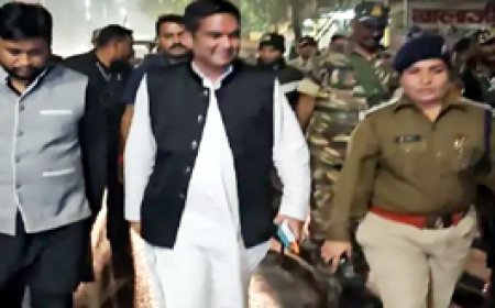 चुनाव जीतते ही ग्राउंड जीरो पर विधायक:MLA रिकेश सेन ने पुलिस के साथ किया पैदल मार्च, होटलों में भी की सर्चिंग