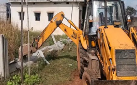 चखना सेंटर के बाद अवैध निर्माण पर चला बुलडोजर:कोहका में शासकीय जमीन पर था कब्जा...