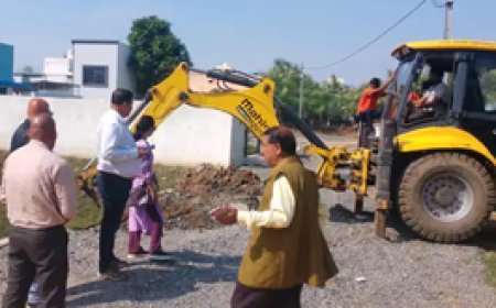 अवैध प्लॉटिंग पर चला निगम का बुलडोजर:नाली और सीसी रोड उखाड़ी गई, बिल्डिंग अफसर बोले- FIR करेंगे दर्ज