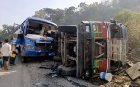 सड़क हादसा, 3 लोगों की मौके पर मौत:दुर्घटनाग्रस्त ट्रक से टकराई यात्री बस; 11 घायल कांकेर के चारामा अस्पताल में भर्ती