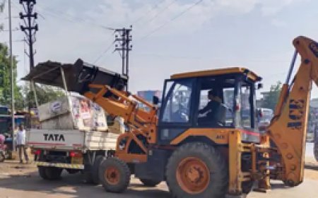 अवैध पार्किंग और अतिक्रमण पर एक्शन:72 ऑटो और ई-रिक्शा पर 57 हजार का जुर्माना, कबाड़ गाड़ियां जब्त की गई