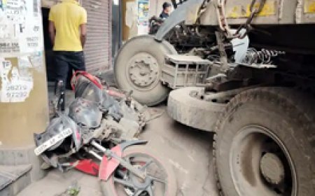 वाहनों को टक्कर मारते हुए कांप्लेक्स में जा घुसा ट्रेलर​​​:गाड़ी खड़ी कर चाय पीने गया था ड्राइवर...