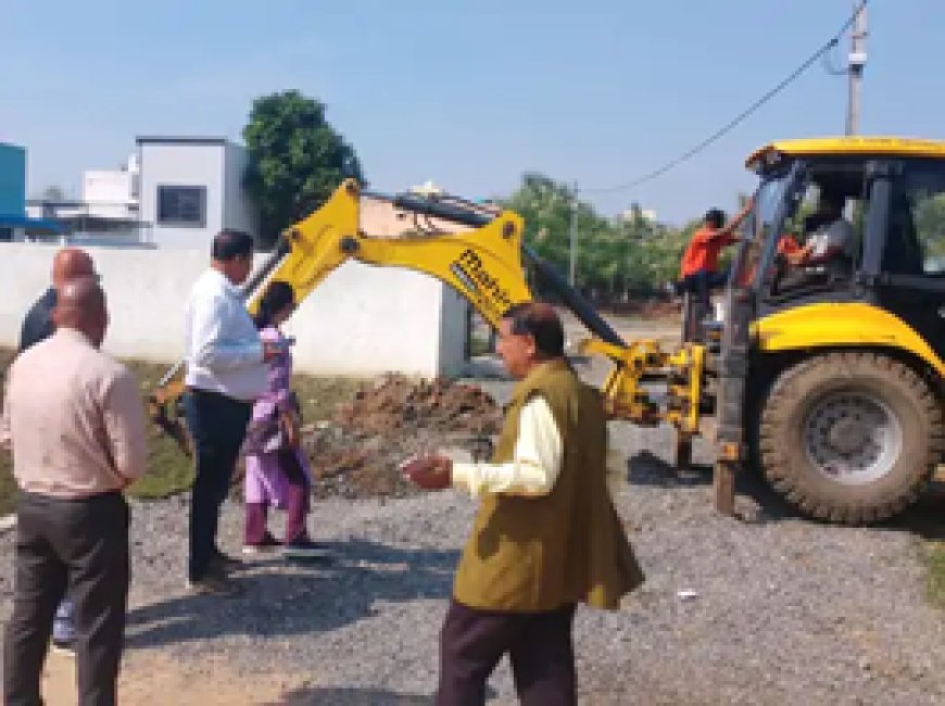 अवैध प्लॉटिंग पर चला निगम का बुलडोजर:नाली और सीसी रोड उखाड़ी गई, बिल्डिंग अफसर बोले- FIR करेंगे दर्ज