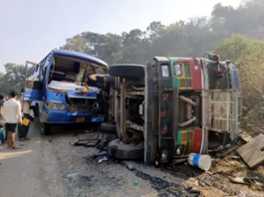 सड़क हादसा, 3 लोगों की मौके पर मौत:दुर्घटनाग्रस्त ट्रक से टकराई यात्री बस; 11 घायल कांकेर के चारामा अस्पताल में भर्ती