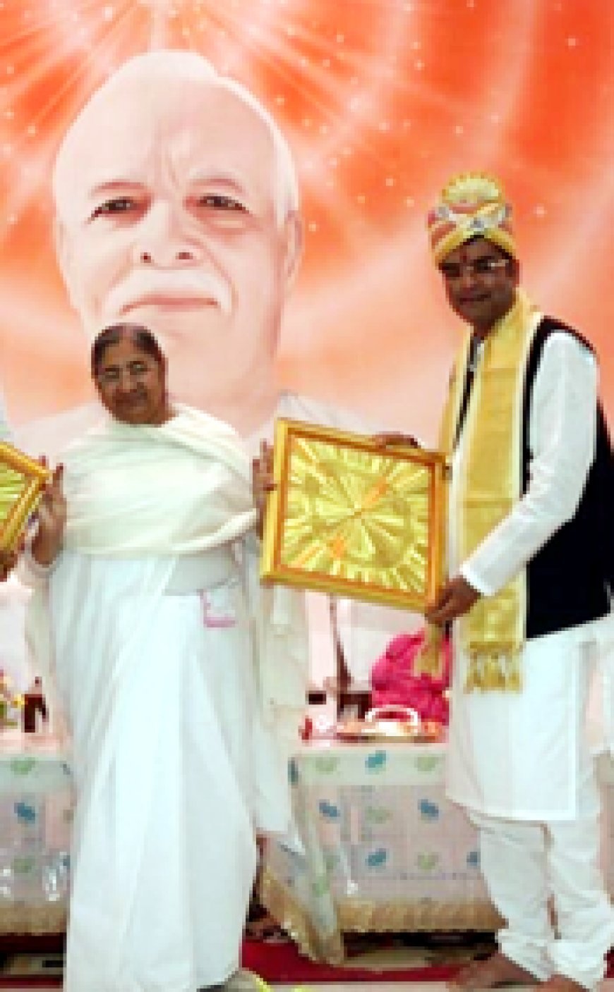 प्रजापिता ब्रह्माकुमारी ईश्वरीय विश्व विद्यालय द्वारा नवनिर्वाचित विधायक रिकेश सेन को किया सम्मानित