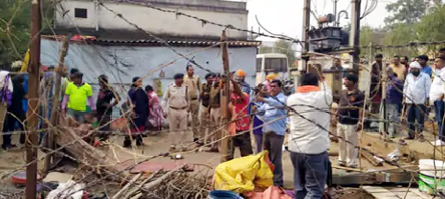 आईटीआई ग्राउंड के आसपास के कब्जों को निगम ने हटाया, नोटिस भी थमाया