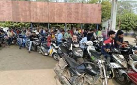 दुर्ग प्रशासन ने कहा- पेट्रोल-डीजल की कमी नहीं:सोमवार को सुबह से लेकर रात तक पेट्रोल पंपों पर लगी रही वाहनों की लंबी कतार