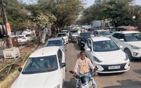 रायपुर में मंत्रियों के बंगले के बाहर जाम:एक किलोमीटर तक गाड़ियों की कतार, परेशान होते रहे आम लोग