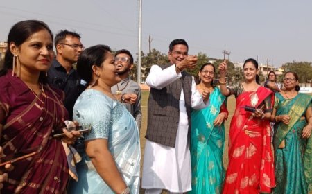 विधायक रिकेश सेन ने उड़ाई पतंग, दशहरा मैदान शांति नगर में हुई जमकर पतंगबाजी