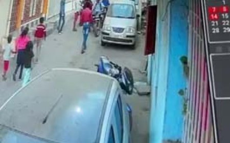 बीमार मां को बीच सड़क पर युवक ने पीटा......ठीक से चल नहीं पाती है बुजुर्ग, भिलाई में सीढ़ी पर बैठाकर मारे थप्पड़...