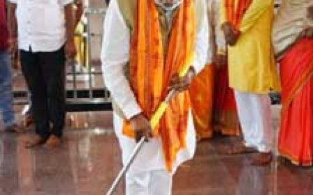 पूर्व कैबिनेट मंत्री पांडे ने दुर्गा मंदिर में साफ सफाई की एवं श्रमदान किया