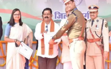 गणतंत्र दिवस समारोह परेड में दुर्ग पुलिस अव्वल:निरीक्षक दुर्गेश शर्मा को मिला उत्कृष्ट थाना प्रभारी का अवॉर्ड
