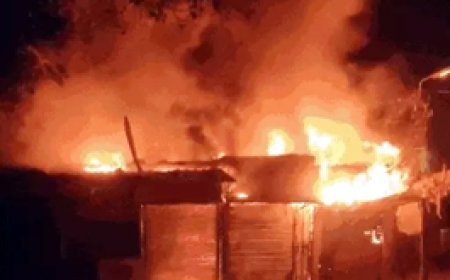 जवाहर चौक में आग से 7 दुकानें खाक:बिजली पोल से चिंगारी निकलने से आग भभकी; 4 घंटे में काबू पाया