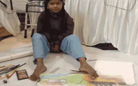 12वीं की छात्रा जो पैरों से करती है सारा काम:कहा- डॉक्टर बनना चाहती हूं; रायपुर में मुख्यमंत्री ने भी की पेंटिंग की तारीफ