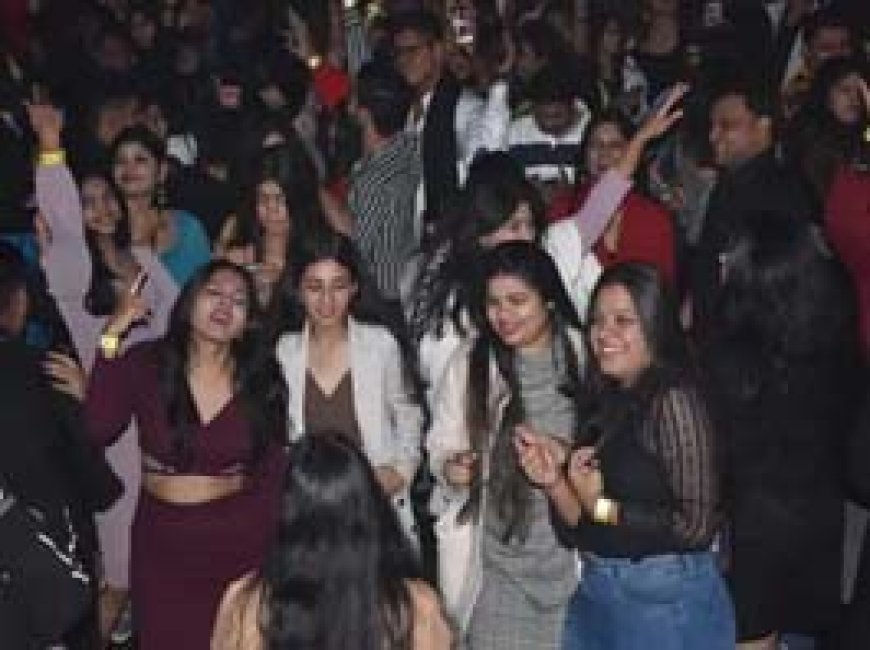 छत्तीसगढ़ में नए साल का जश्न:रायपुर में बोट पर पार्टी, डीजे पर सारी रात थिरके लोग; मनेंद्रगढ़ में बहरूपिया परेड