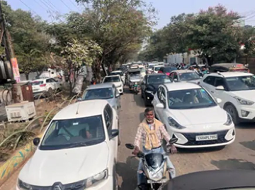रायपुर में मंत्रियों के बंगले के बाहर जाम:एक किलोमीटर तक गाड़ियों की कतार, परेशान होते रहे आम लोग