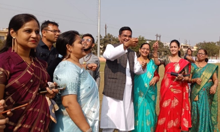 विधायक रिकेश सेन ने उड़ाई पतंग, दशहरा मैदान शांति नगर में हुई जमकर पतंगबाजी