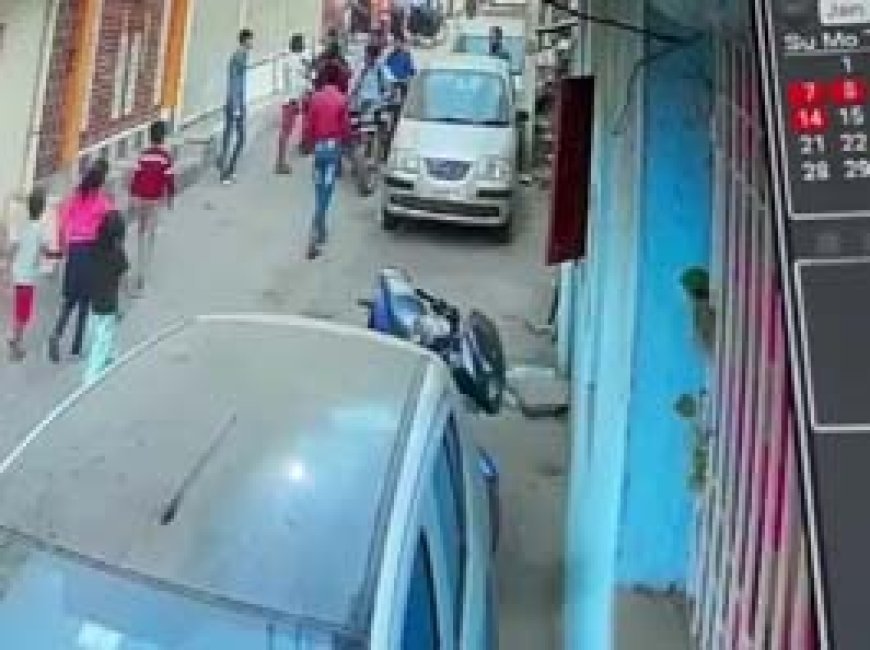 बीमार मां को बीच सड़क पर युवक ने पीटा......ठीक से चल नहीं पाती है बुजुर्ग, भिलाई में सीढ़ी पर बैठाकर मारे थप्पड़...